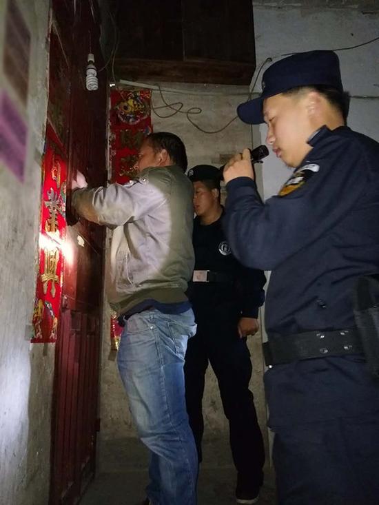 蔗香乡粗心妈妈误将幼女锁家中 民警全城寻开锁师傅开门